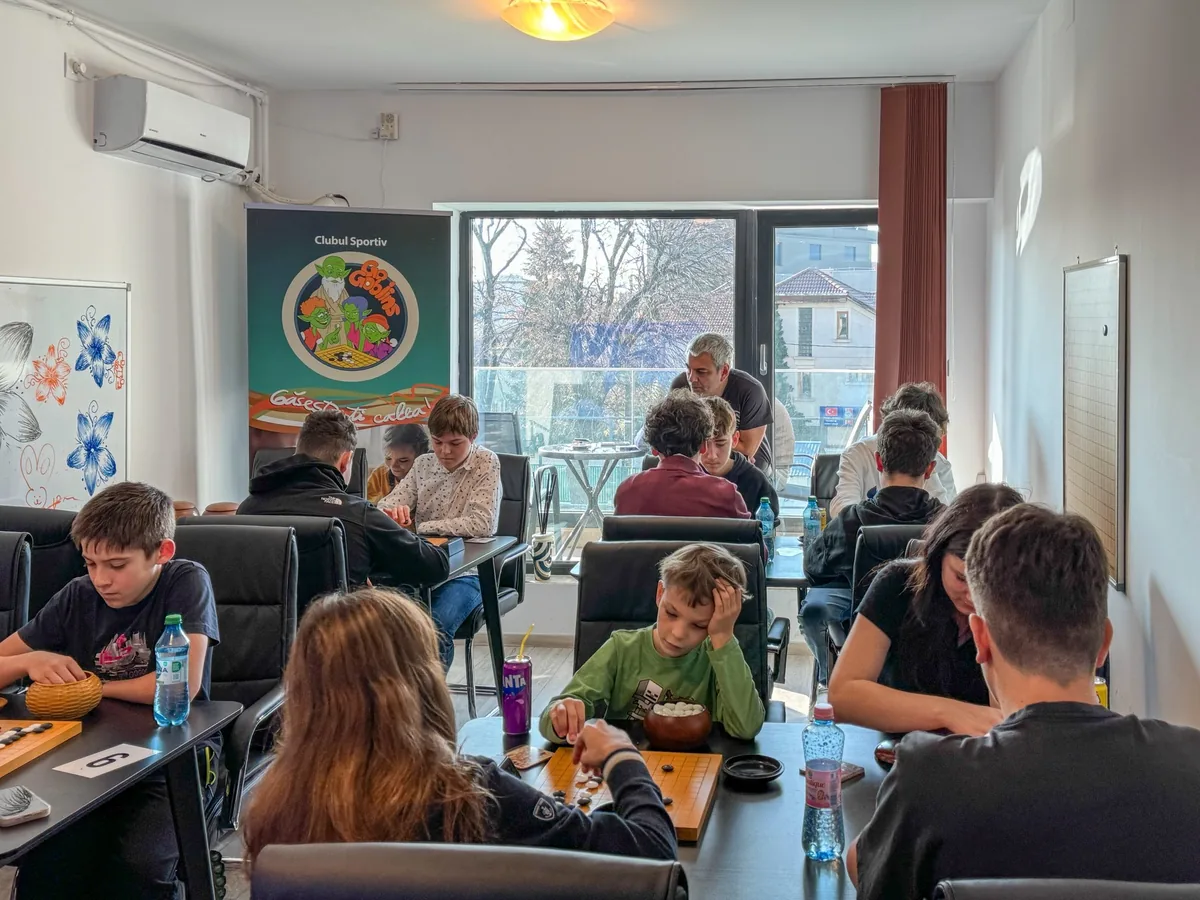 Jucători de Go la mesele clubului GoGoblins din București